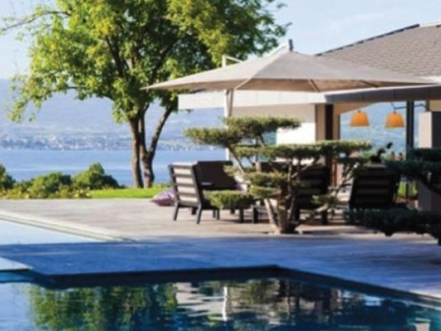 Современная вилла c бассейном на берегу Женевского озера