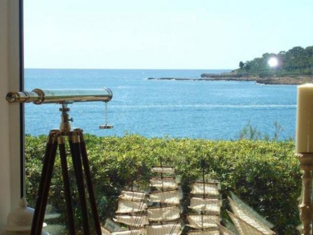 Вид на море из окна виллы Вилла в Cap d`Antibes. Вид на море из окна виллы