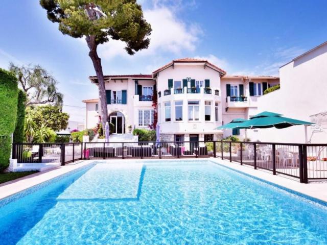 Отель на Лазурном берегу