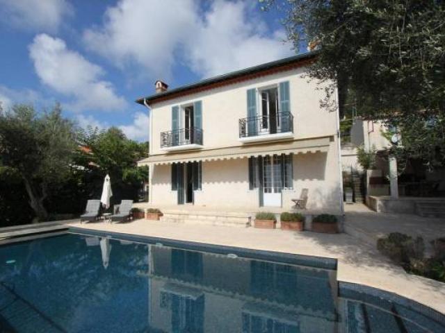 Вилла с бассейном в местности Эз