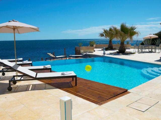 Вид на море с территории бассейна