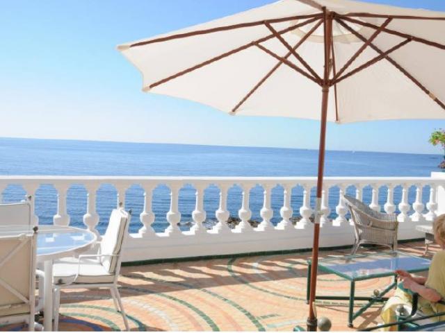 Вилла во Франции. Вид на море с террасы виллы  в Maison