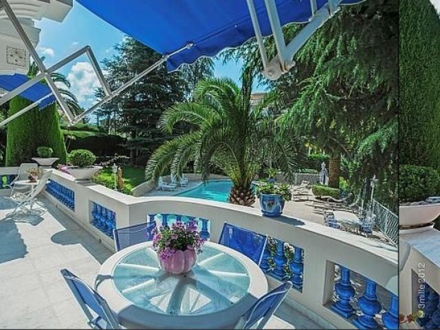 Терраса в старинной вилле в Ницце