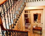 Лестница с коваными перилами в вилле в районе Cimiez, в Ницце